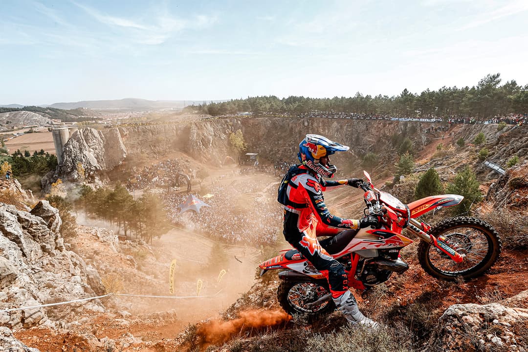 Mastering Throttle Control for Faster Enduro Riding